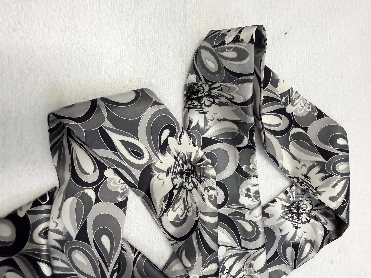 Sciarpa fiori sfumature di grigio 