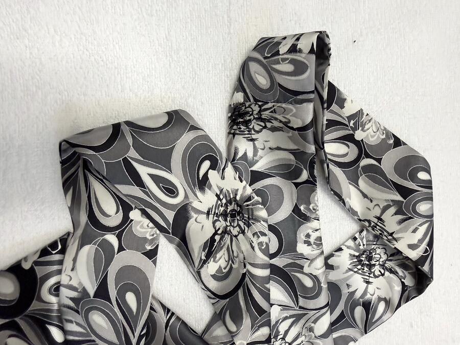 Sciarpa fiori sfumature di grigio 