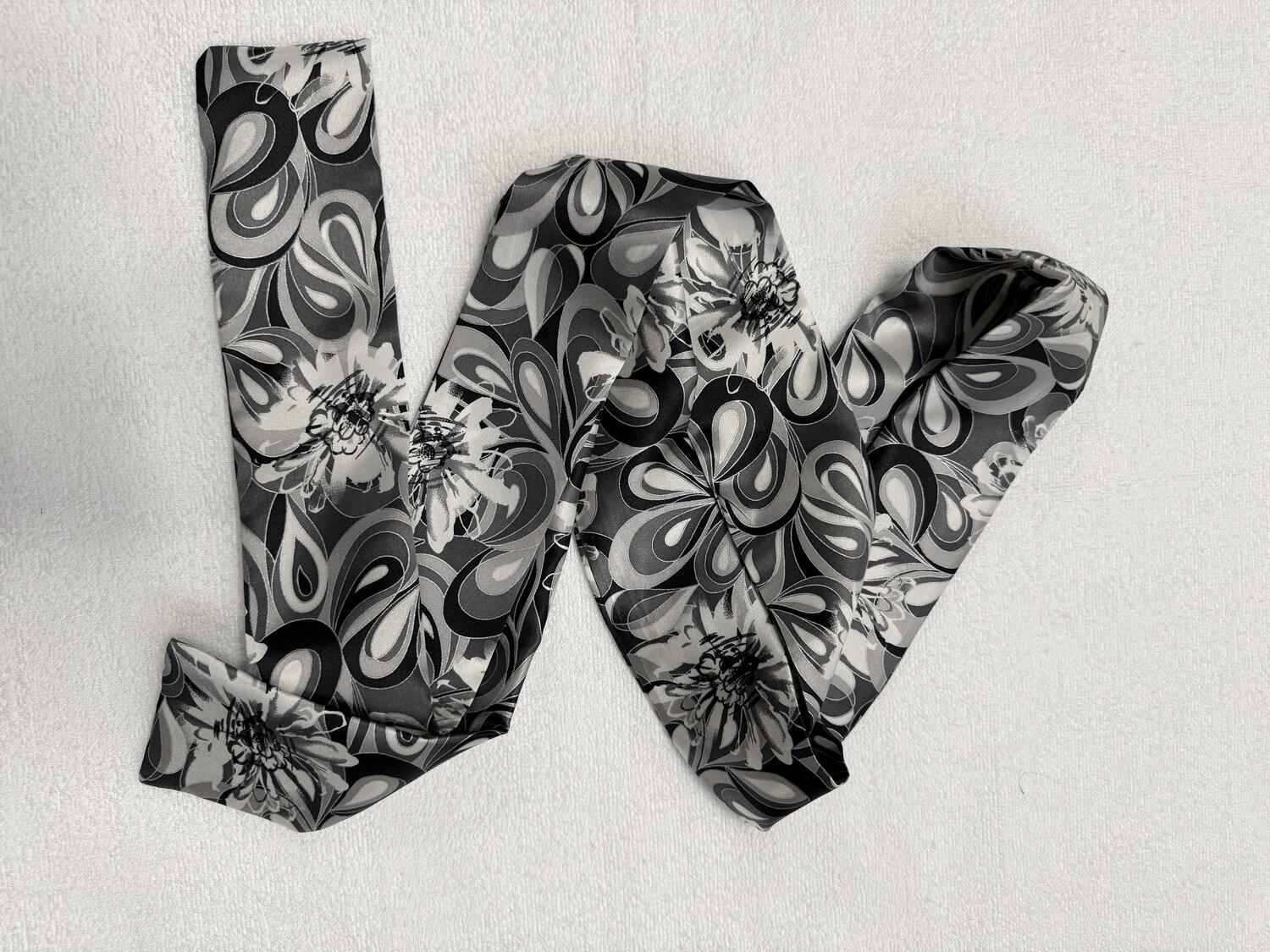 Sciarpa fiori sfumature di grigio 