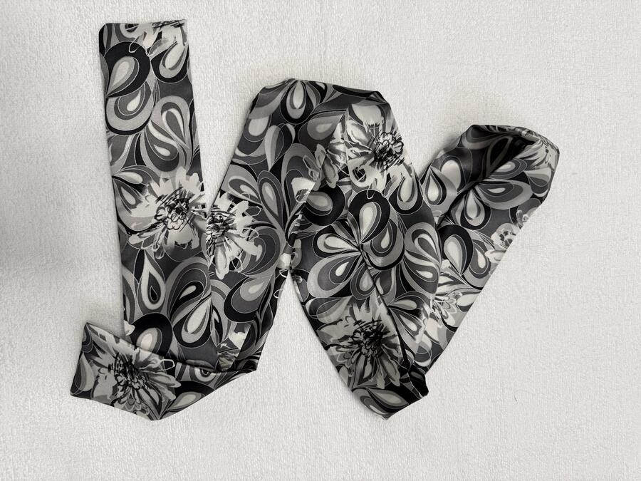 Sciarpa fiori sfumature di grigio 