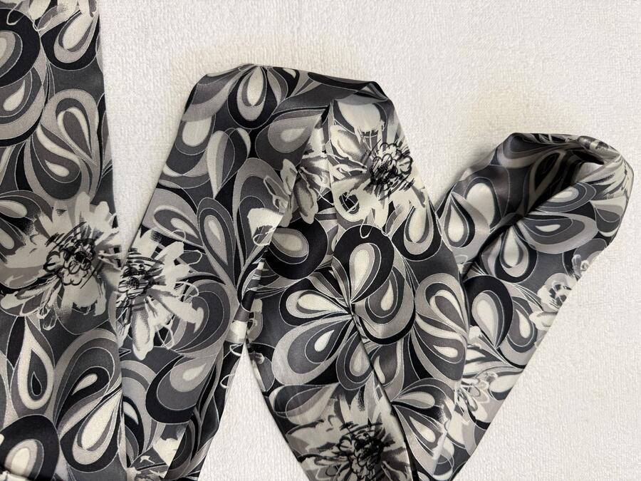 Sciarpa fiori sfumature di grigio 