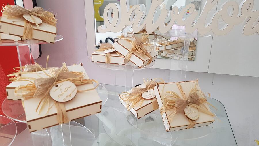 TAU Calendario perpetuo portachiave o calamite portachiave legno+ degustazione confetti 