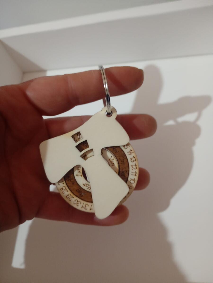 TAU Calendario perpetuo portachiave o calamite portachiave legno+ degustazione confetti 