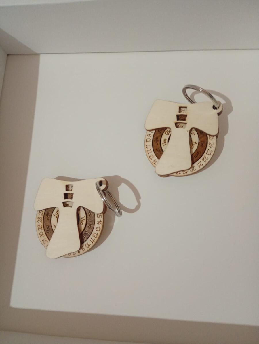 TAU Calendario perpetuo portachiave o calamite portachiave legno+ degustazione confetti 