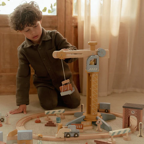 Gru da cantiere con binari del trenino