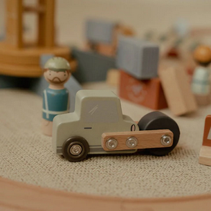 Gru da cantiere con binari del trenino