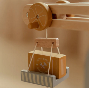 Gru da cantiere con binari del trenino