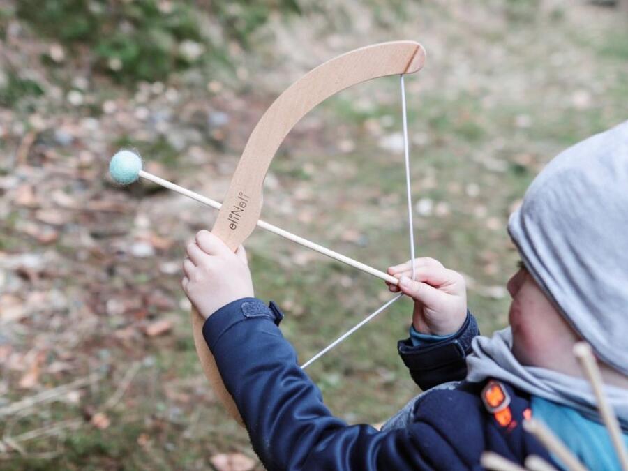 Arco con frecce e bersaglio