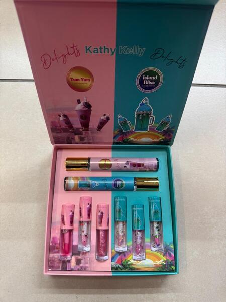 KATHY KELLY KIT 2 PROFUMI+6 LIPGLOSS (Similare Yum Yum & Island Bliss)
 [Quantità minima è di 6 pezzi]