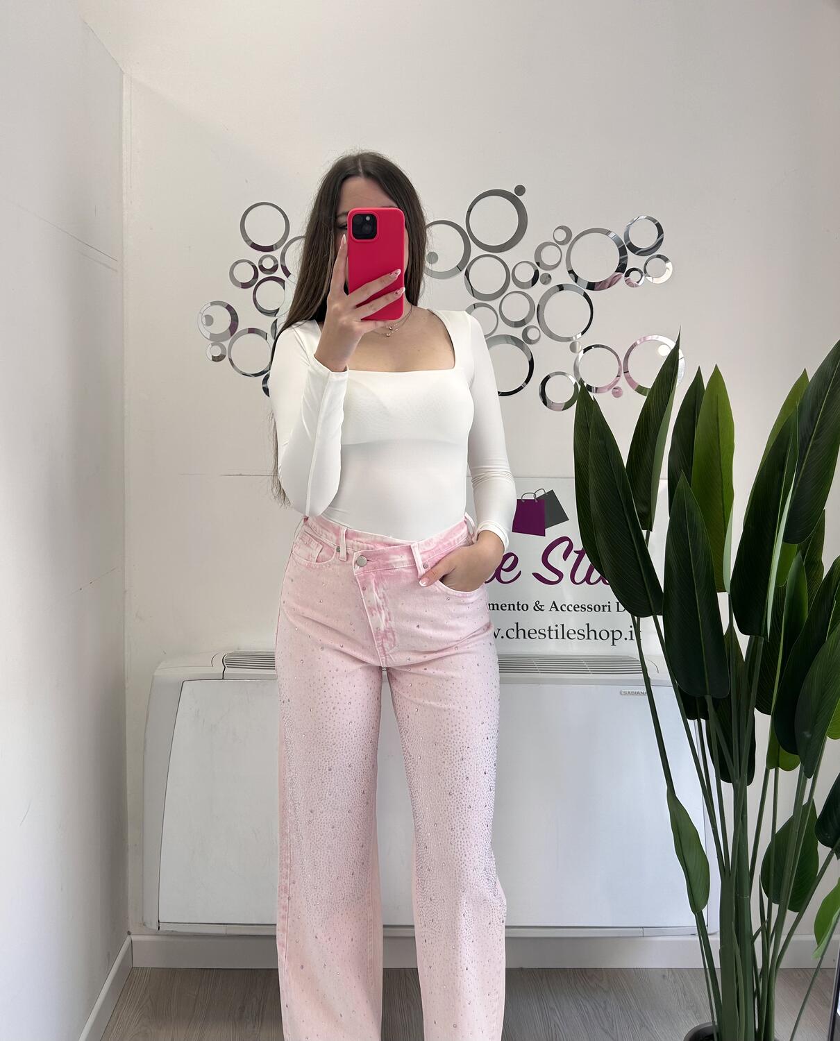 NOVITÀ Jeans rosa wide leg con brillantini e chiusura storta