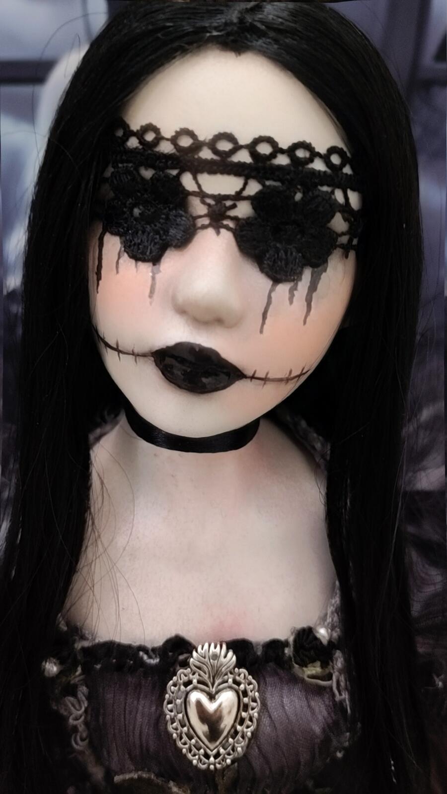 Aura Nigra Dea Bendata bambola emozionale goth