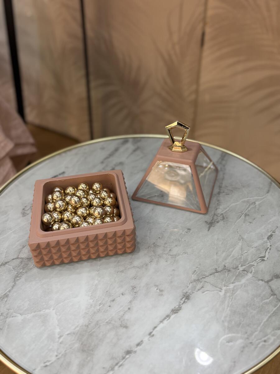 Chiaraela – Coppa con Borchie Blush in Stile Decorativo