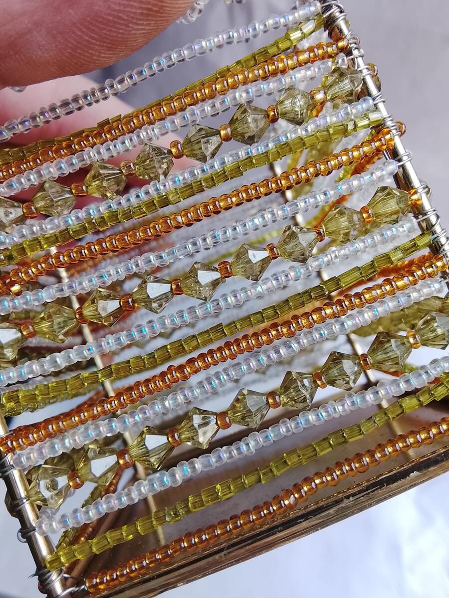 Contenitori Etnici Artigianali – Metallo Dorato e Perline Multicolore Set da 4 pezzi