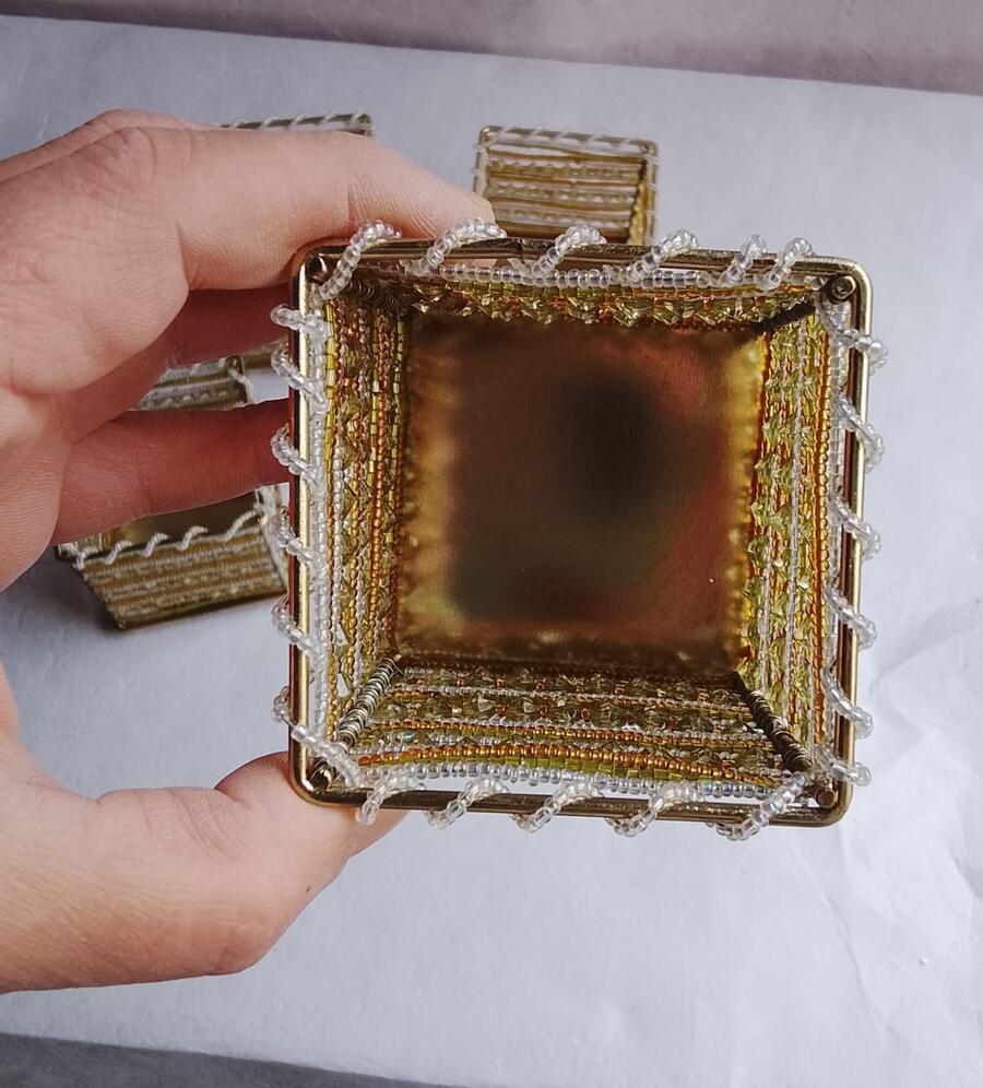 Contenitori Etnici Artigianali – Metallo Dorato e Perline Multicolore Set da 4 pezzi