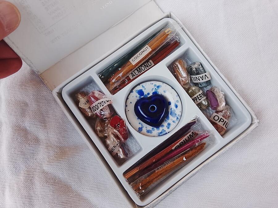 Set Benessere – Porta Incenso con Cuore Blu + 48 Incensi Assortiti