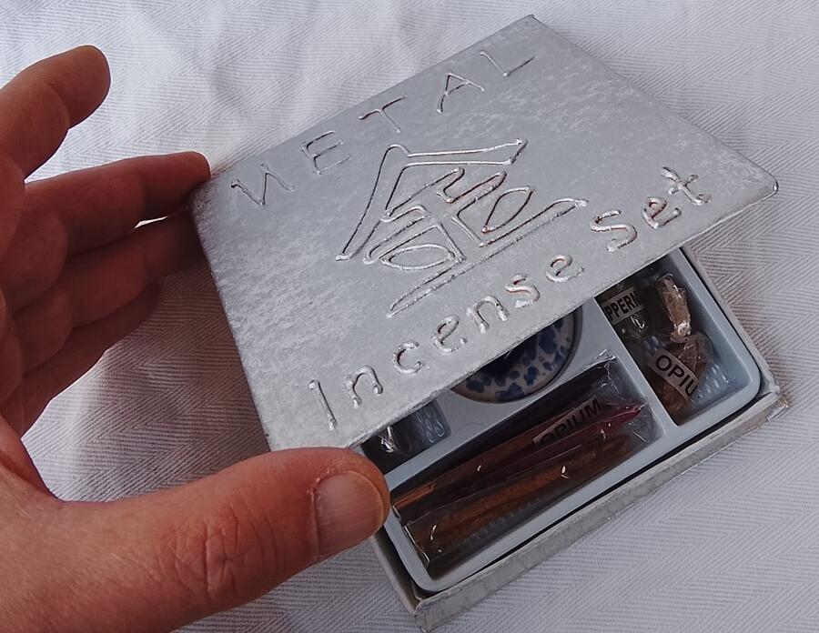 Set Benessere – Porta Incenso con Cuore Blu + 48 Incensi Assortiti