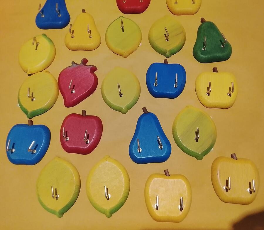Appendini in Legno Frutta – Mela o Pera, Colori Assortiti 12 pezzi