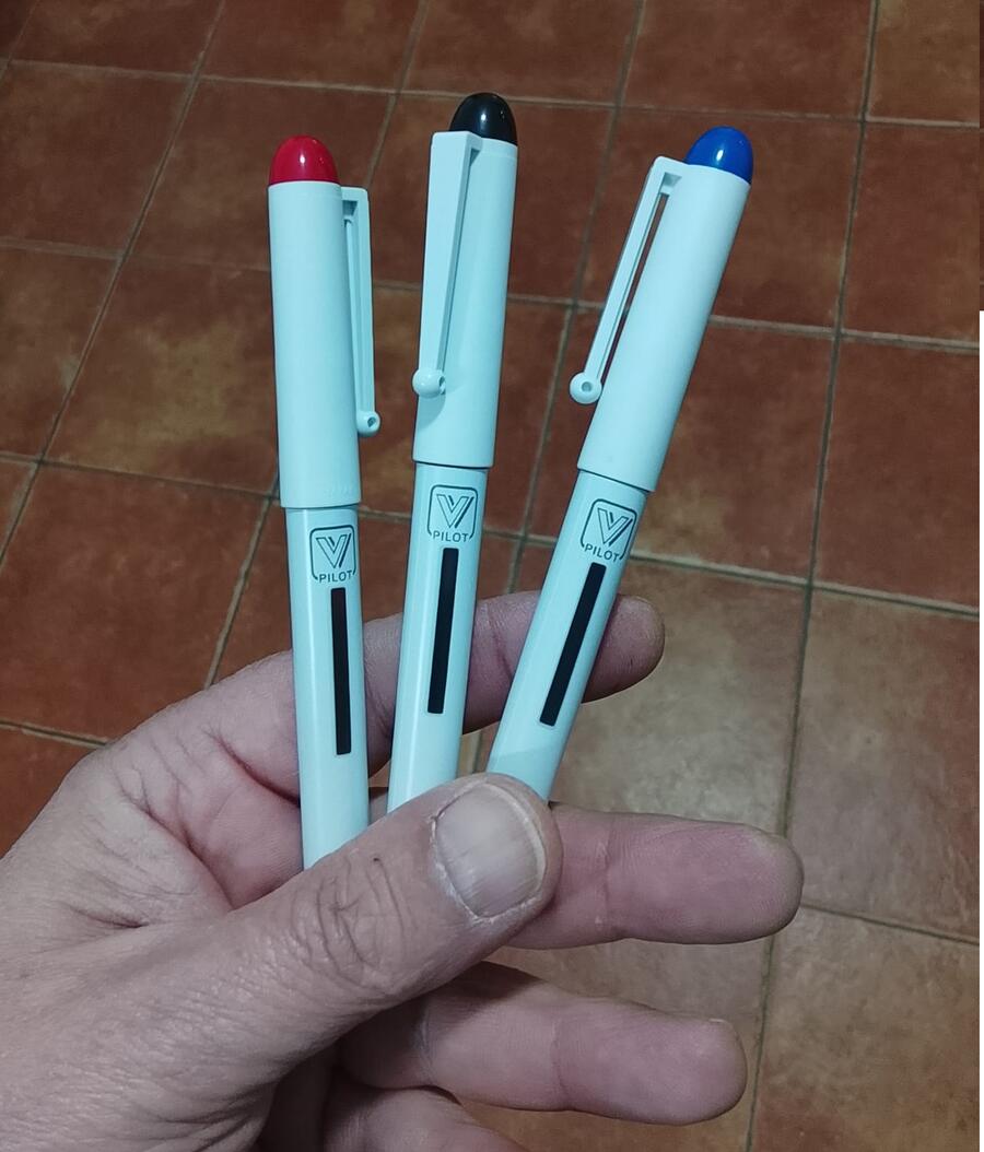 Stile e Precisione: Set 3 Penne Stilografiche Pilot V-Pen Tratto 0.5mm