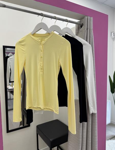 NOVITÀ Maglia in lycra con bottoncini