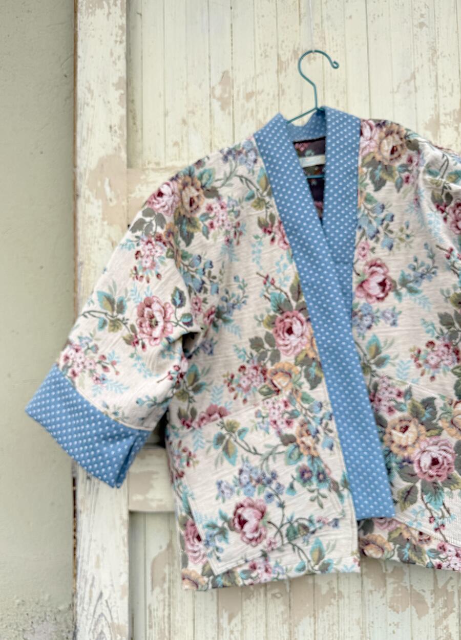 Kimono corto tutto fiori