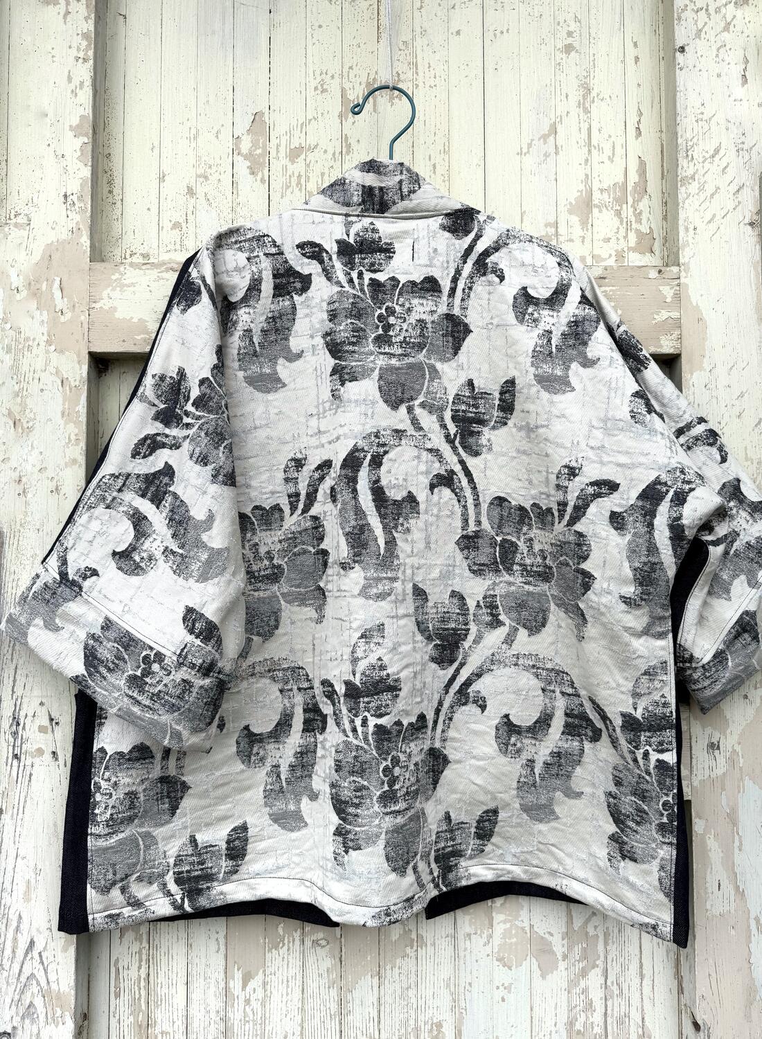 Kimono corto fiori grigi 