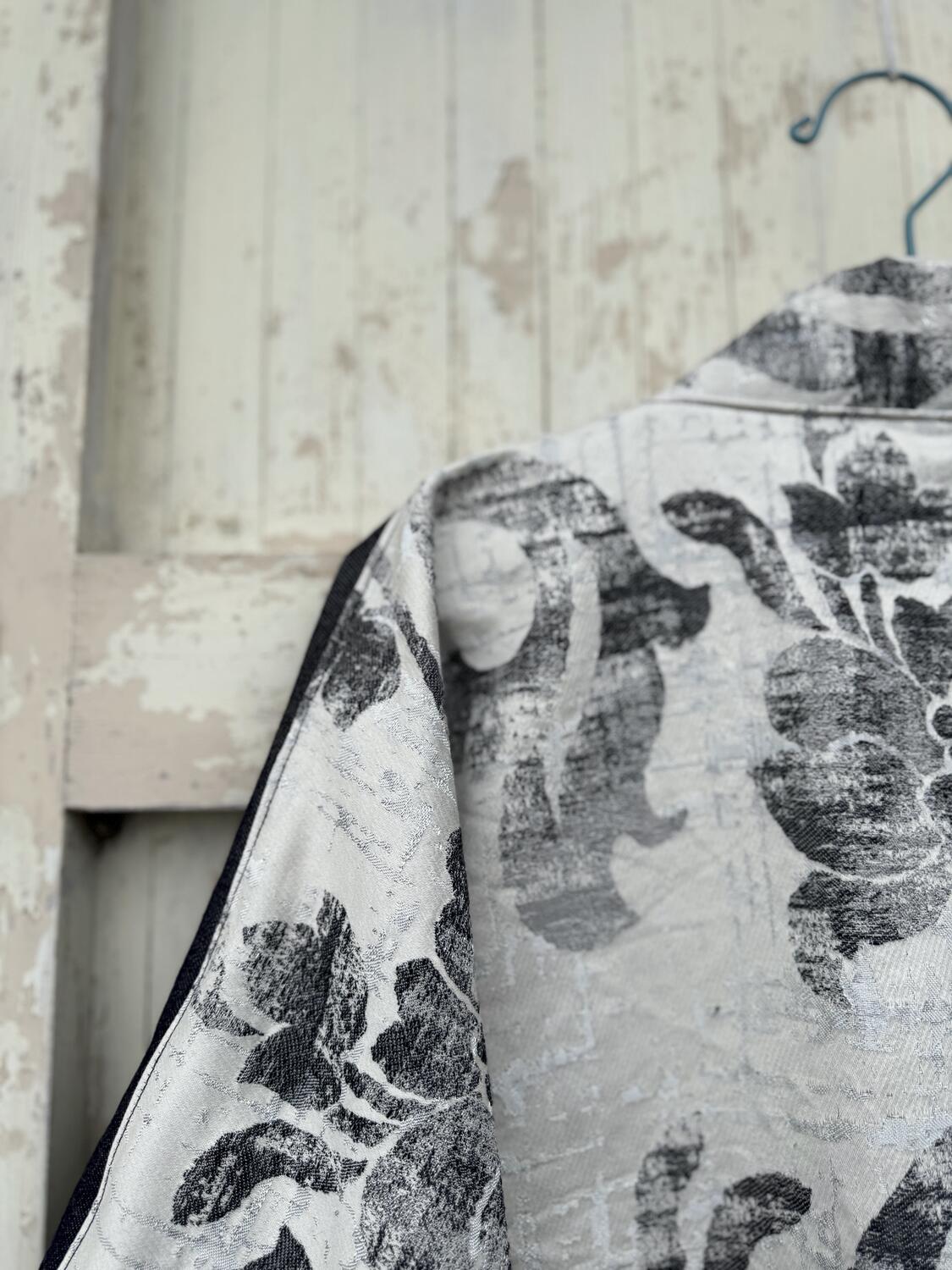 Kimono corto fiori grigi 