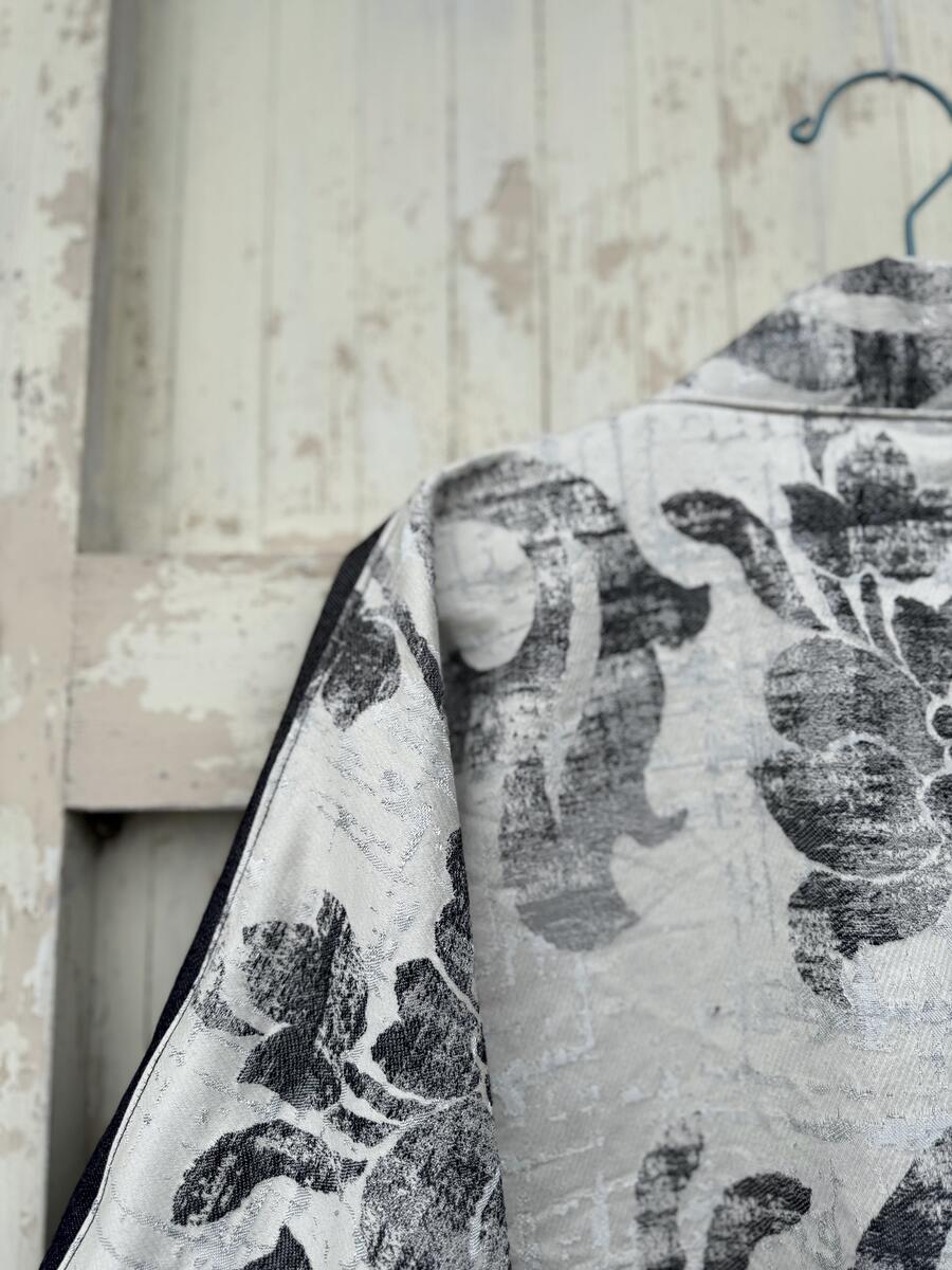 Kimono corto fiori grigi 