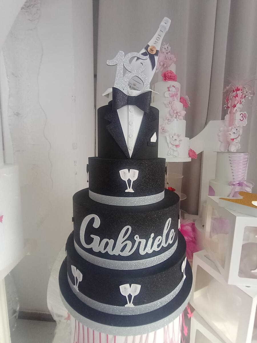 Torta scenografica 18 anni tema champagne argento moet