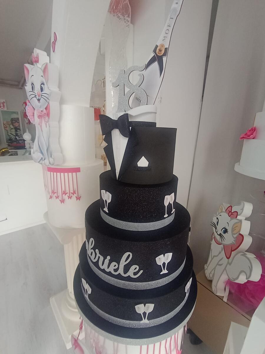 Torta scenografica 18 anni tema champagne argento moet
