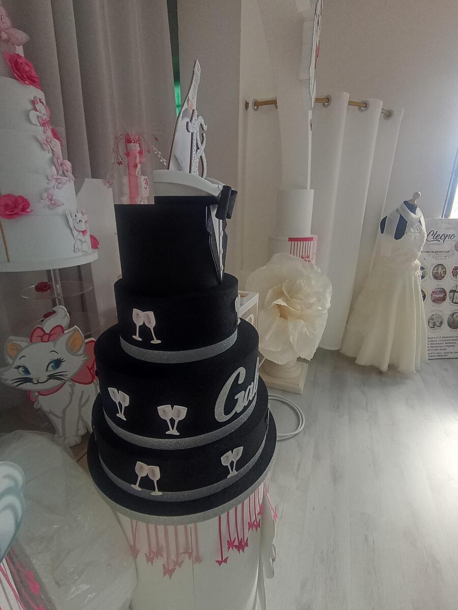 Torta scenografica 18 anni tema champagne argento moet