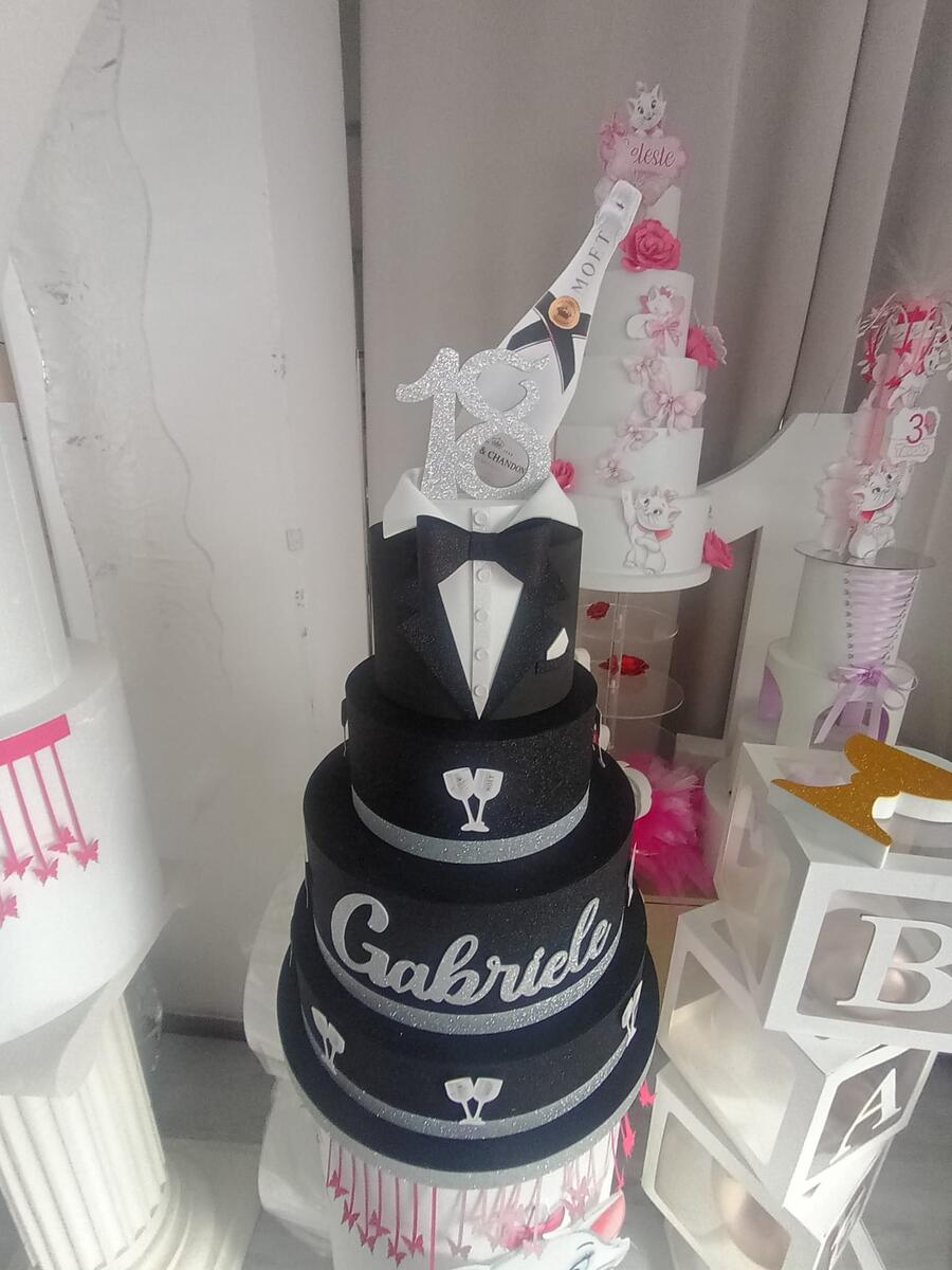 Torta scenografica 18 anni tema champagne argento moet
