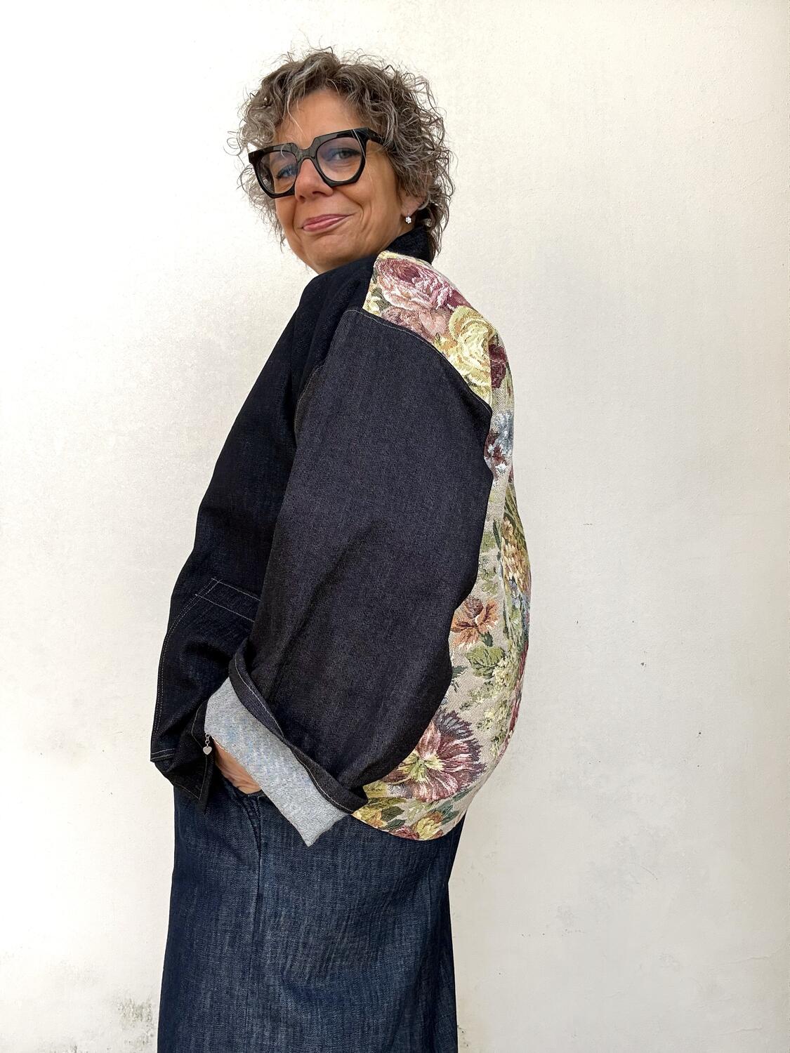Kimono fiori e jeans scuro 