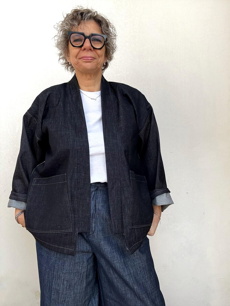 Kimono fiori e jeans scuro 