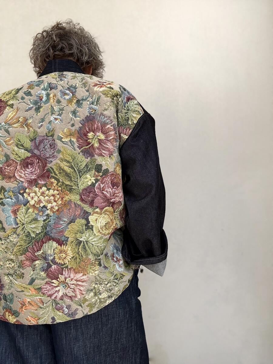 Kimono fiori e jeans scuro 