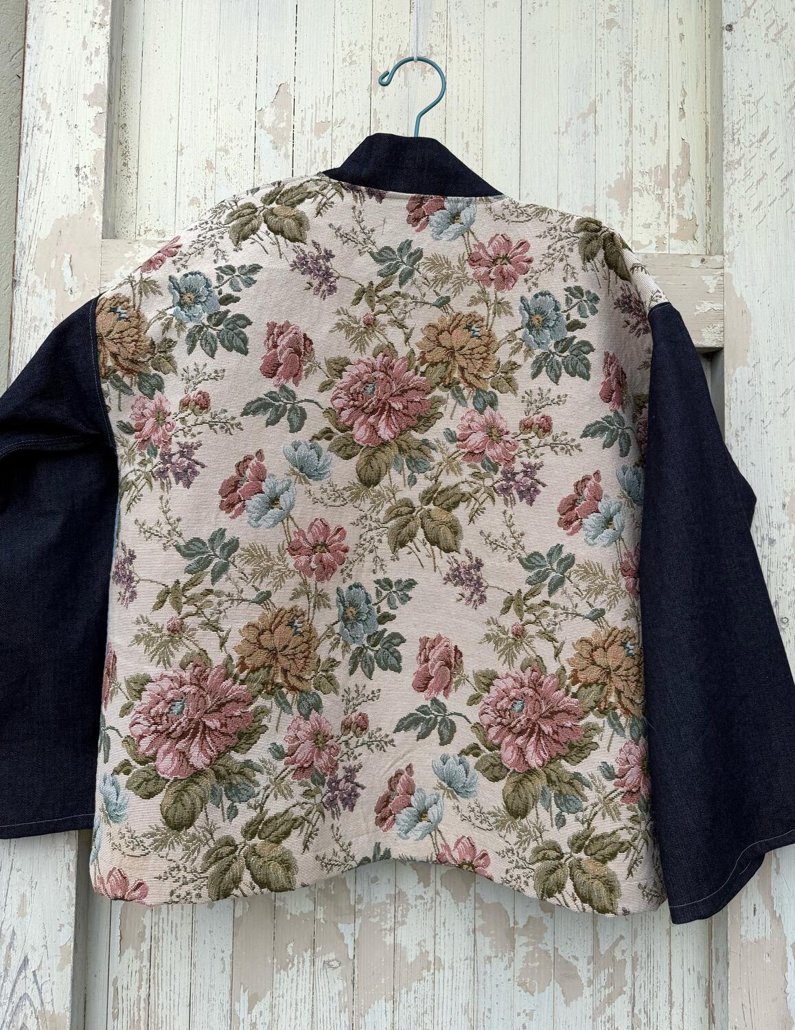 Kimono fiori e jeans scuro 