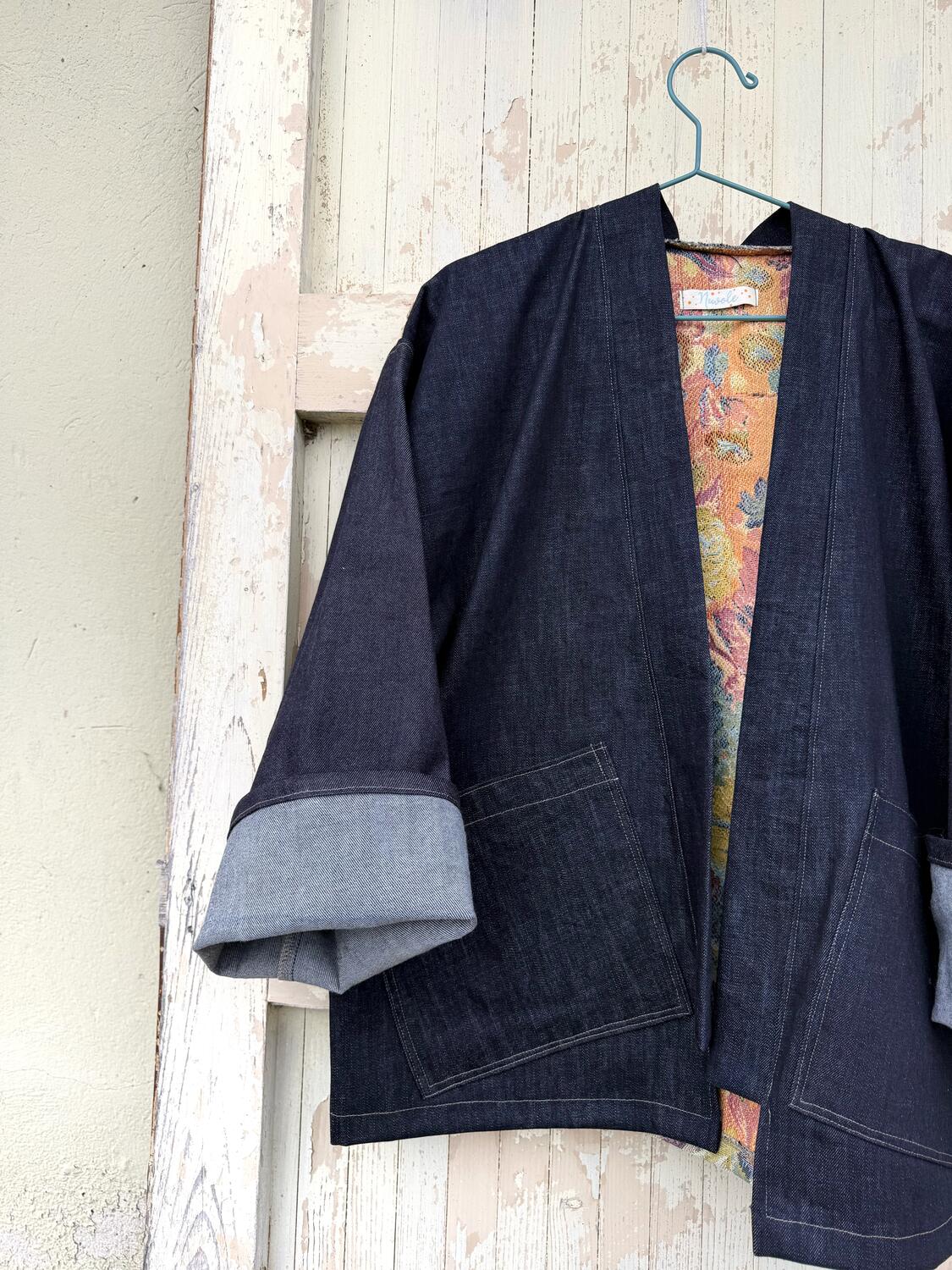 Kimono fiori e jeans scuro 