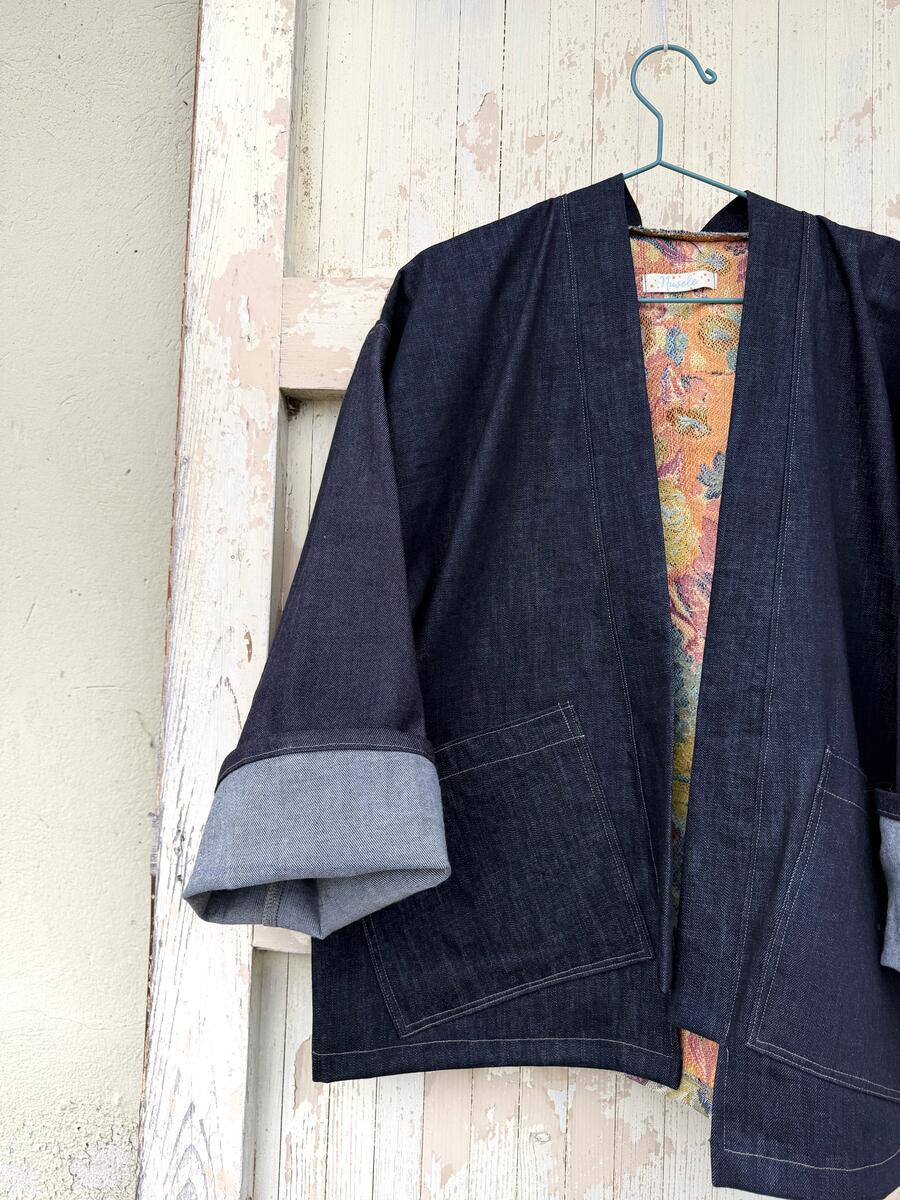 Kimono fiori e jeans scuro 