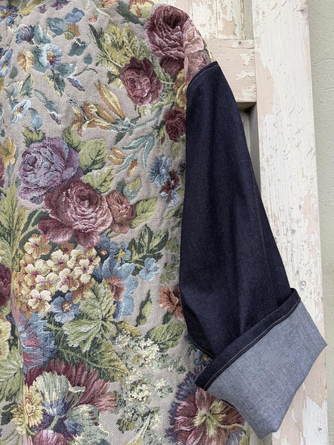 Kimono fiori e jeans scuro 
