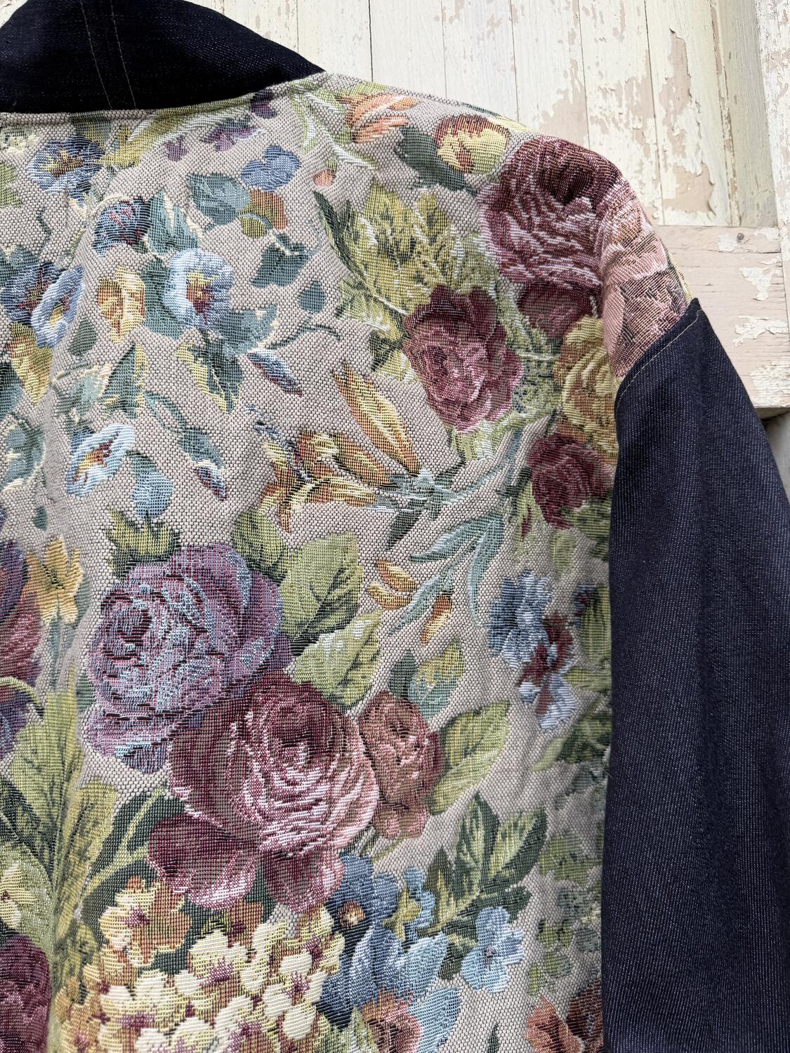 Kimono fiori e jeans scuro 