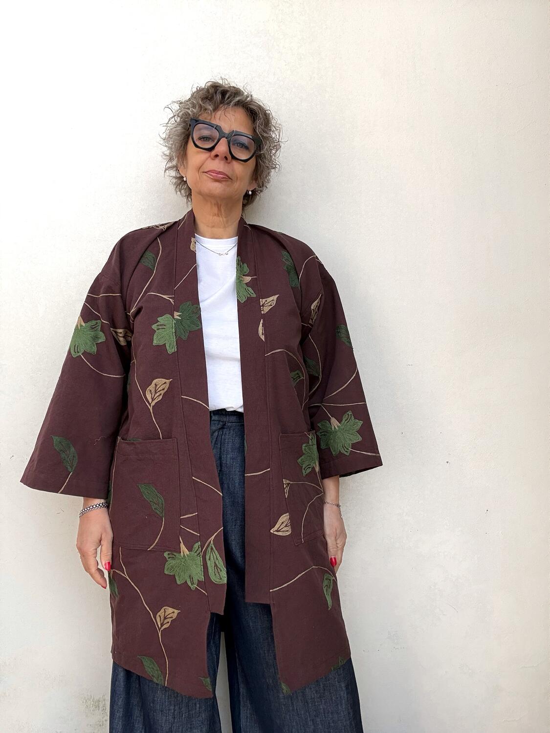 Kimono marrone a foglie ricamate