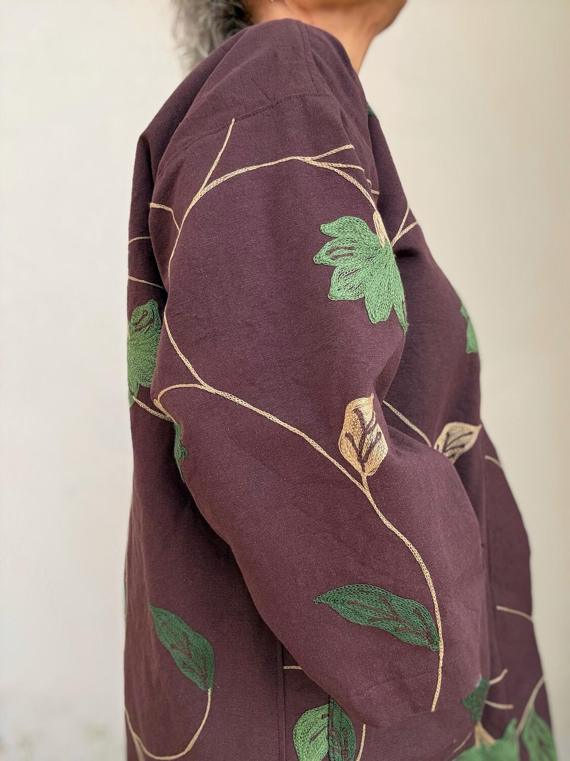 Kimono marrone a foglie ricamate
