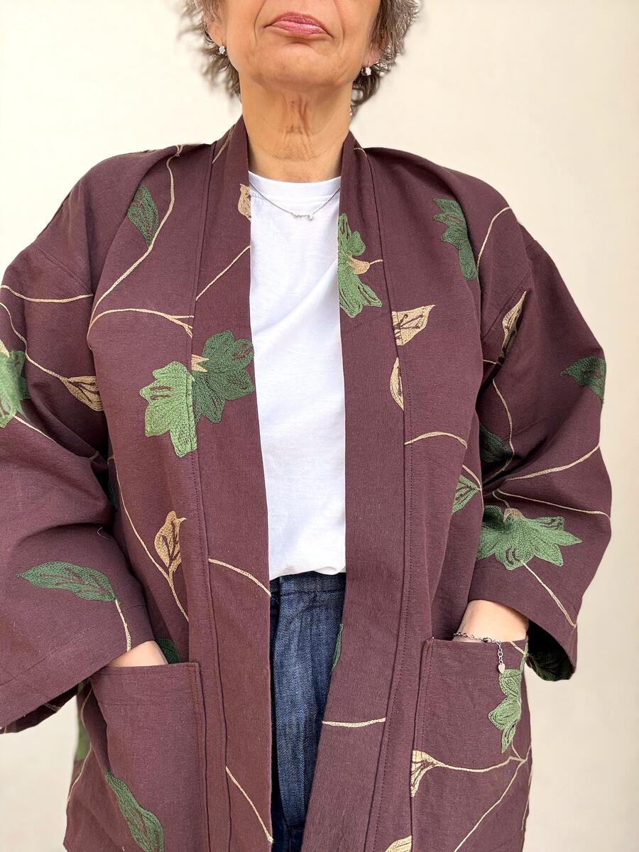 Kimono marrone a foglie ricamate