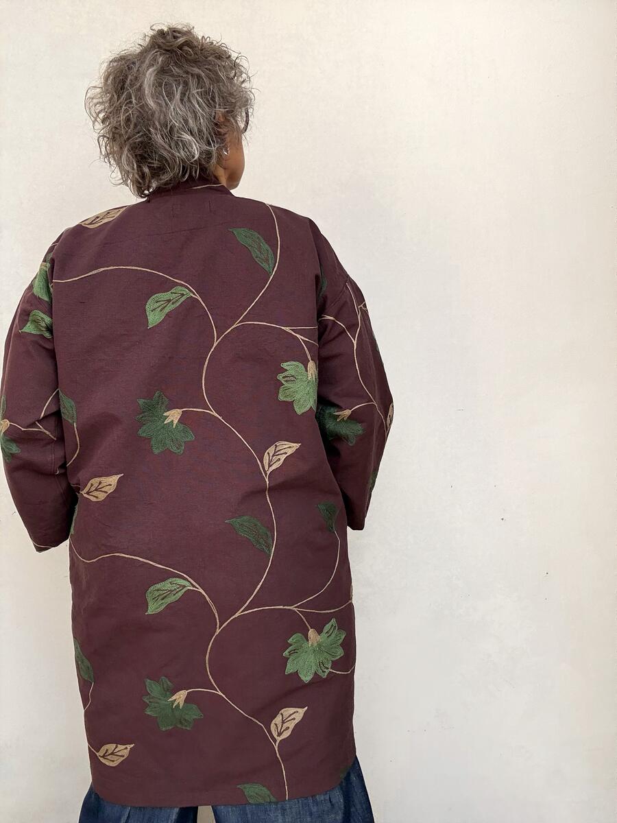 Kimono marrone a foglie ricamate