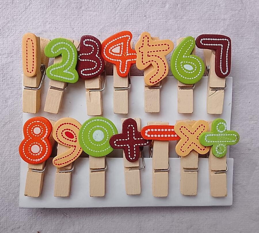 6 Confezioni di Mollettine Decorative in Legno – Serie Numerica e Simboli (84 pezzi)