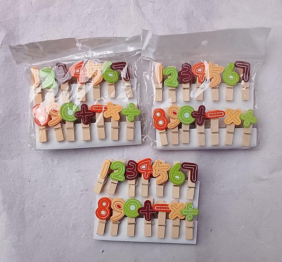 6 Confezioni di Mollettine Decorative in Legno – Serie Numerica e Simboli (84 pezzi)