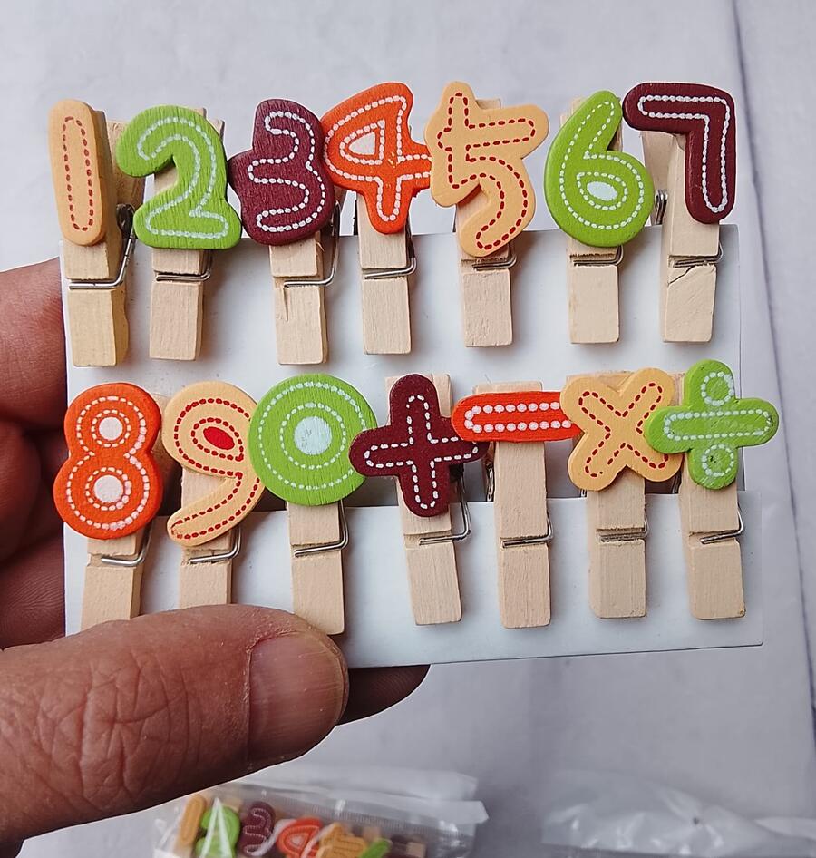 6 Confezioni di Mollettine Decorative in Legno – Serie Numerica e Simboli (84 pezzi)