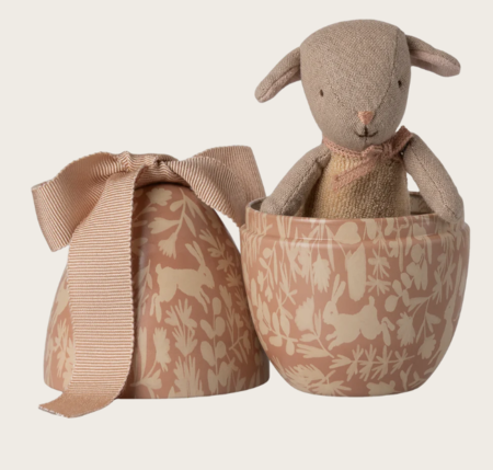 Uovo di Pasqua Rosa con agnellino