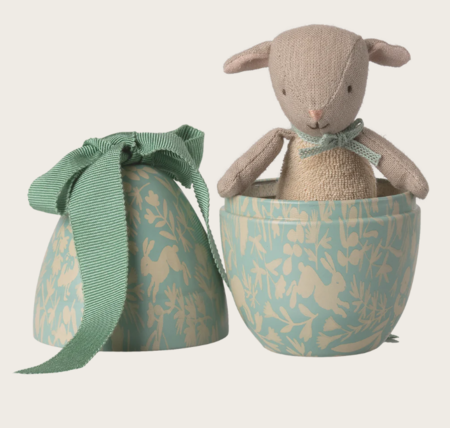 Uovo di Pasqua verde con agnellino