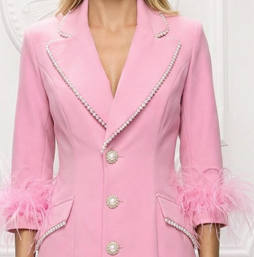 0978 Abito a giacca rosa shocking in stile smoking con perline