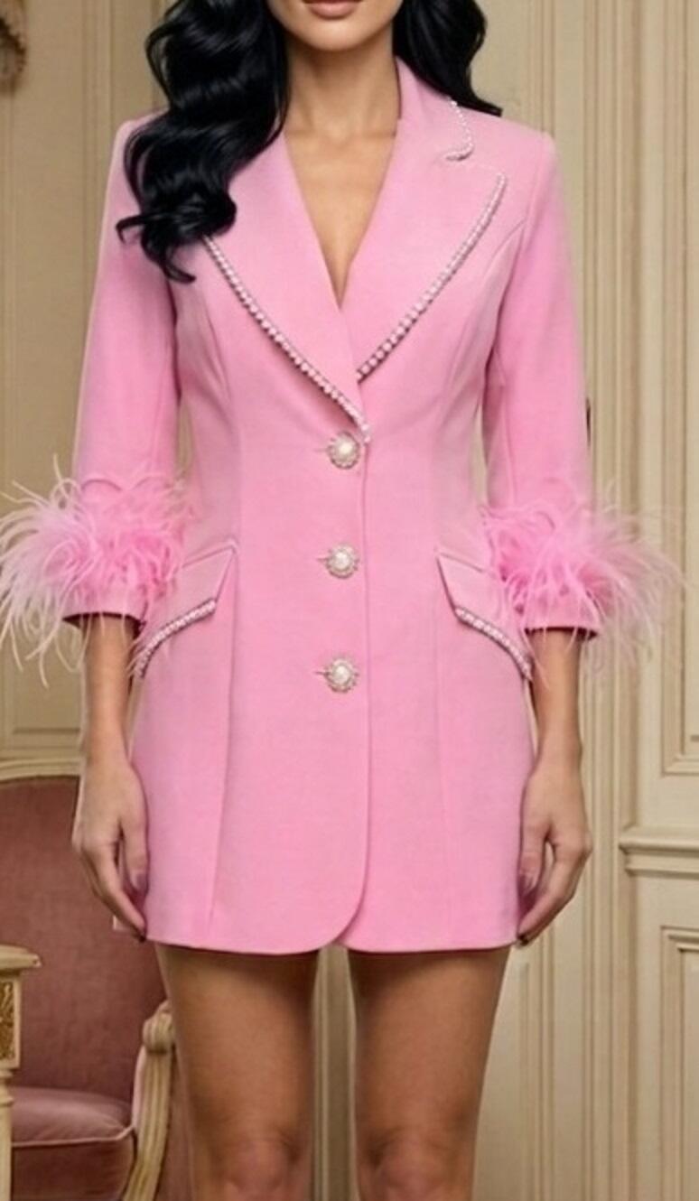 0978 Abito a giacca rosa shocking in stile smoking con perline